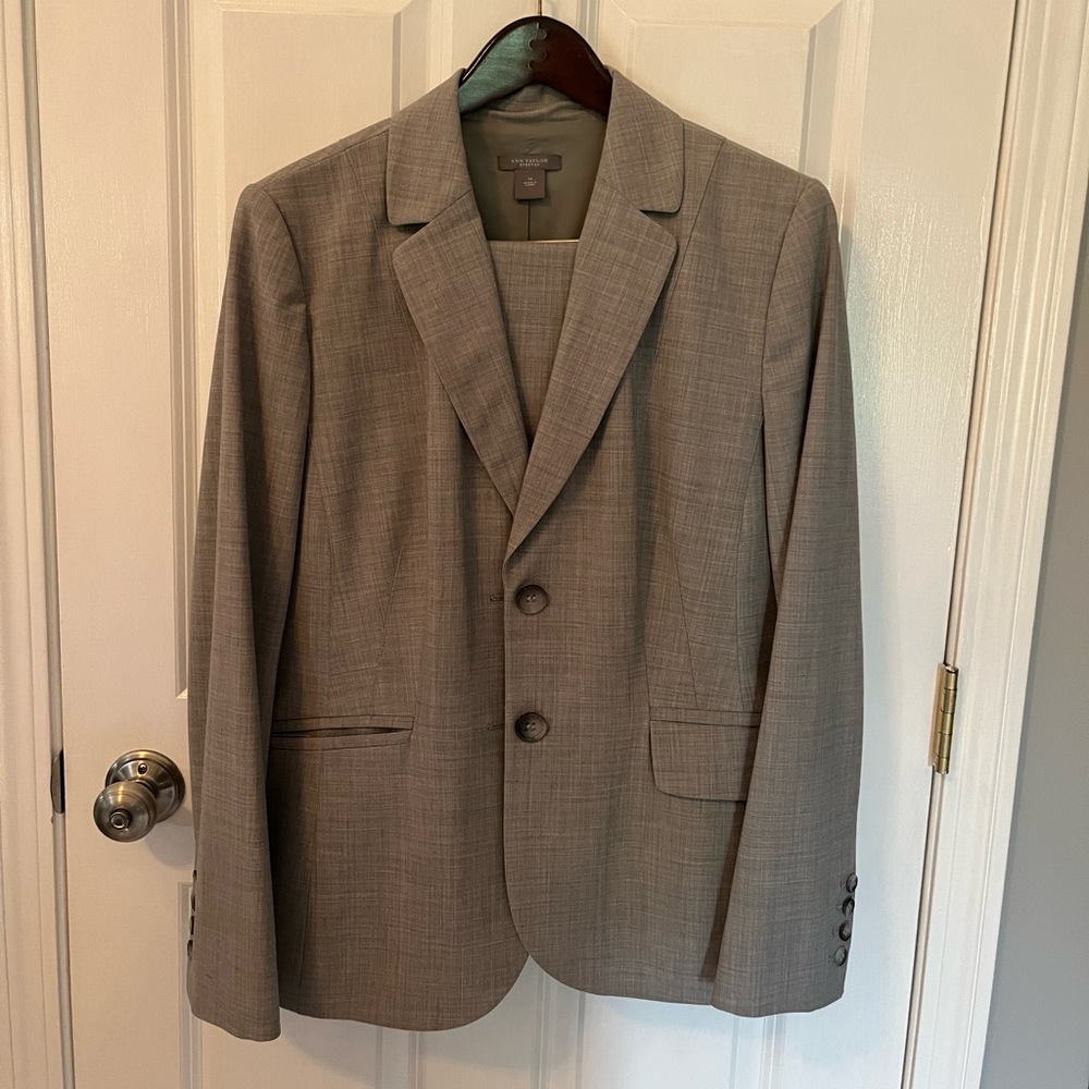 Ann Taylor 2 Piece Pant Suit - Size 16
